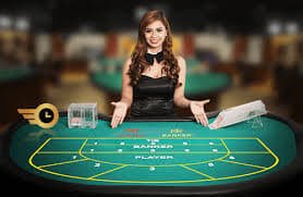 AduQ table interface on eyangtogel.com showing card hands and pot display